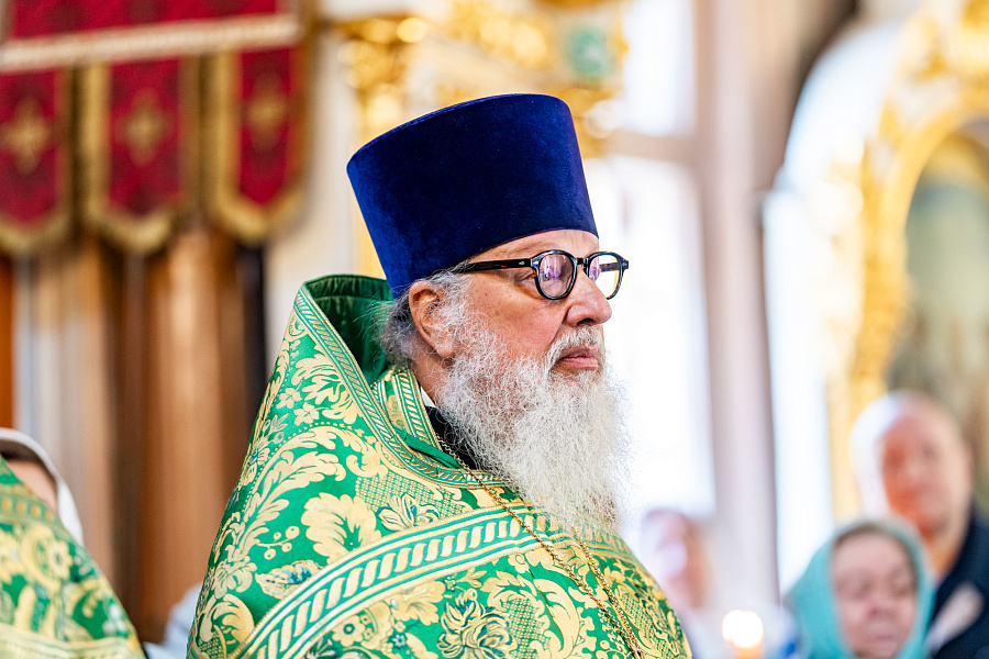 Божественная литургия в День Святого Духа в Троицком храме в Наташине города Люберцы